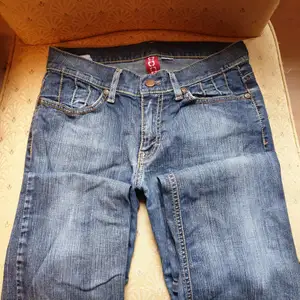 Snygga slitna divided jeans .stl 28 innebens läng 78.midja 76 cm.
