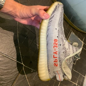 Adidas Yeezy Blue Tint - Skick 8/10 (Bara skitiga under) Storlek 44 och 2/3. Box & Kvitto finns. Vill helst bli av med dem så snabbt ja kan. 