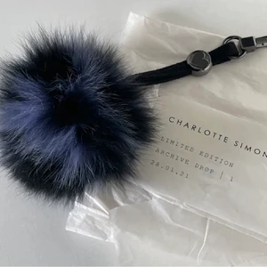 Charlotte Simone  - Helt ny nyckelring/väskdetalj från Charlotte Simone i äkta päls. Då jag inte använder äkta päls vill jag hellre att den kommer till användning hos någon annan.