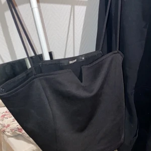 Fint linne från bikbok  - Använt en gång på nyår 2019 så köpt för 2 år sedan ungefär, köpte den för 300 kr😊