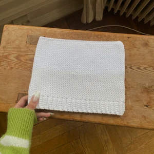 virkad mössa  - samma design som mössan på bild två fast helvit💞 mössan är redan såld, lägger endast upp för att visa i en annan färg🥰