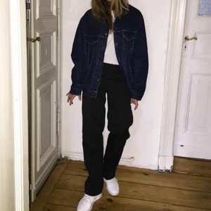 Jeans jacka - Säljer denna snygga jeans jacka från weekday, aldrig använd prislappen är kvar! 