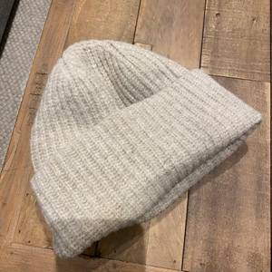 Mössa - weekday - Oanvänd mössa från weekday! Supervarm och skön men kommer aldrig till användning.. Köpt för 200 kr, säljer för 50 + frakt 📦 