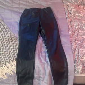 Byxor  - Här har vi ett par jättefina lack byxor som tyvär är för korta för mig men sitter som en smäck , jag är själv storlek 36/38 men dessa har stretch i midian så man kan även ha 40 utan att se stort ut, dom är aldrig använda för hittade inga fina stövlar jag kunde ha till eftersom dom är för korta För mig, frakten betalar köparen , och endast sariösta köpare, puss💕