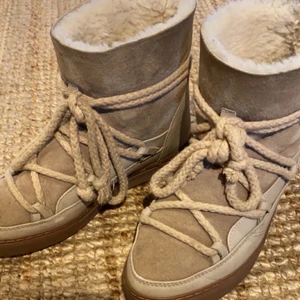 Inuikii skor - Super fina inuikii skor, använda förra vintern. Frakt ingår inte. Bud från 1200 eller köp direkt för 1700:)