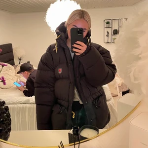 Fjällräven jacka  - OBS HAR ÄVEN LAGT UT PÅ FACEBOOK: BUDET LIGGER PÅ 3700 DÄR SÅ BUDA ÖVER DET!❣️ Svart fjällräven jacka i storlek L men passar även M🤎 Lite skavanker på 3 av de vita detaljerna ( se sista bild) men som man inte tänker på🤍 Annars i nyskick! OBS: Buda bara om du är säker på att du vill köpa!! Den är väldigt mysig och puffig!  Nypris: 6000 