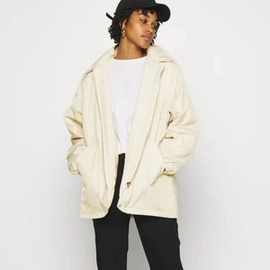 Weekday Jacka  - Hej! Säljer denna superfina oversized jackan perfekt nu i höst. Köpt i september inne på Weekday för 800kr men säljer för endast 150kr då den tyvärr inte kommer till användning. Luvan är avtagbar. Storlek M passar även L ❤️  skriv för fler frågor eller bilder 🥰