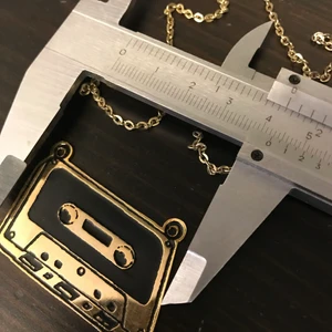 Kasettbandshalsband (defekt) - Kasettbandshalsband (defekt) 4.3cm , vill du använda det till att göra ditt eget halsband.?! 