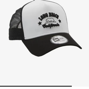 Zalando keps - Säljer min Zalando keps som inte längre kommer till användning, endast använd några gånger i sommras💗 står inte för postens slarv! BUD PÅ 170kr💕