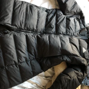 Adidas jacka  - Jätte fin adidas jacka  st M använd en vinter original pris 2500 men säljs för 1500 snabb affär 1000🥰