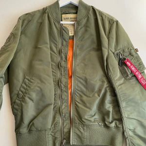Alpha Industries jacka - Alpha Industries jacka stl: M lite nopprig längst ned. Annars fint skick! 