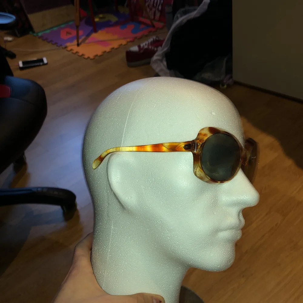 Riktigt mammiga solglasögon, inget fel på dem. Betalning sker på swish, köparen står för frakt . Övrigt.
