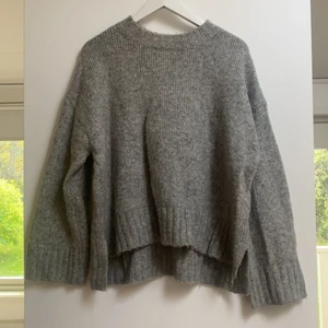 Stickad tröja  - Grå stickad från ginatricot, knappt använd 🤍 köparen står för frakten 