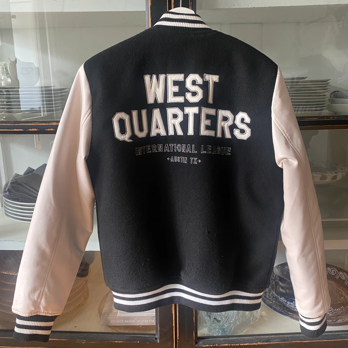 Svart och vit varsity jacka. - 91