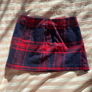 Lågmidjade Kjol! - Lågmidjade kjol!!! Står ingen storlek i men skulle säga att det är storlek XS. Dragkedja på sidan. Möts på söder annars står köparen för frakt på 45kr 💕 snyggt med boots till🤩