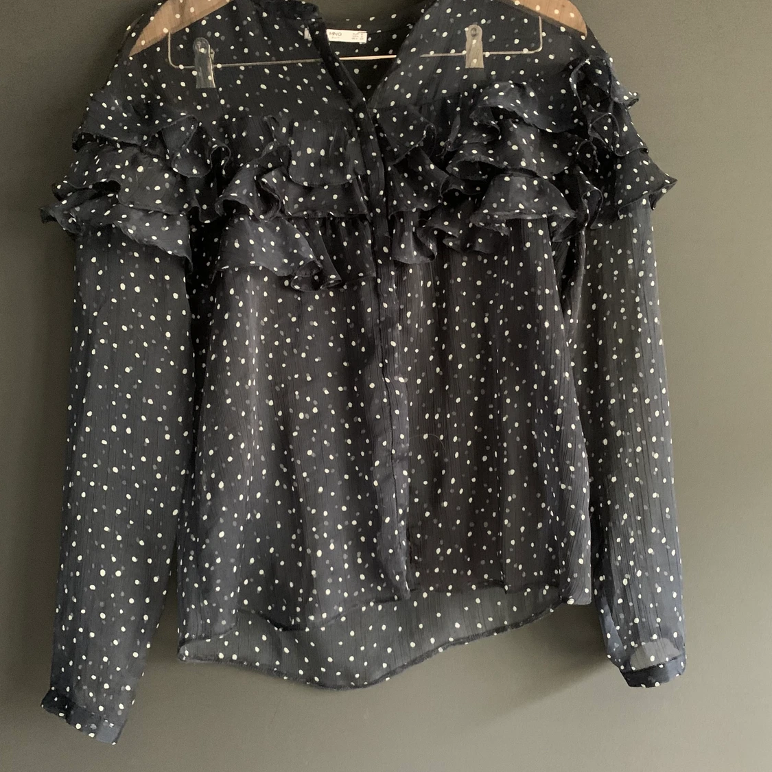 Prickig blus från Mango