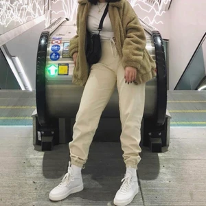 Cargo byxor Missguided - Beiga cargo byxor från missguided. Högmidjade, väldigt bra skick