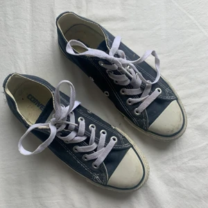 Marinblå converse - Ett par skitsnygga marinblå låga converse ☺️☺️