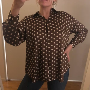 Blus - Blus från zara i stl S, nyskick! Grön/brun med vita prickar