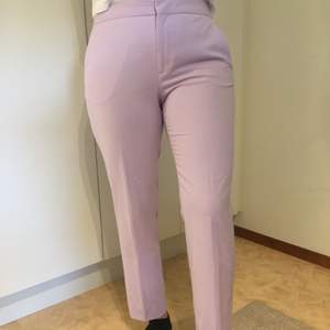 Pastelllila kostymbyxor från Zara som är en av mina favoriter, får alltid komplimanger när jag bär dessa!💜 Säljer då de har blivit för stora på mig :( 