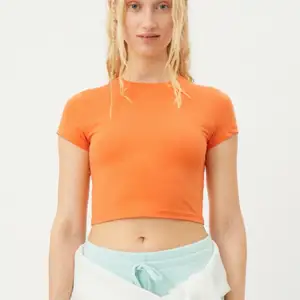 Croppad orange tshirt från weekday, använd en gång💓
