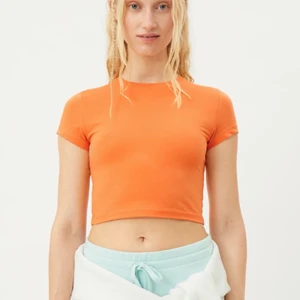 Topp från weekday💓 - Croppad orange tshirt från weekday, använd en gång💓