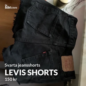 Levis jeansshorts - Svarta vintage jeansshorts från Levis modell 517, medelhög smal midja 