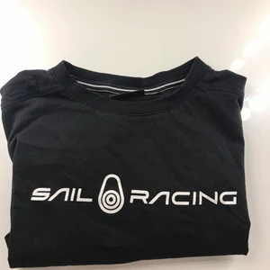 Sail racing t shirt - En helt mattsvart sail racing tröja köpt för något år sedan. Nypris 349kr säljer för 100. Storlek 140 mostavarar ungefär xs