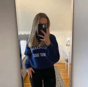 Sweatshirt XS - Säljer denna blåa sweatshirten ifrån SHEIN i stolek XS. Superfin och är i riktigt bra material😊 50kr (frakt=66kr) lägger upp igen då en oseriös budare ej köpte