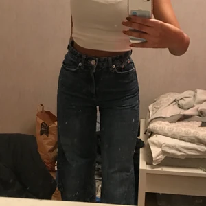 Straight/ wida jeans  - Säljer mina superfina jeans från zara, köpta nu i sommras men inte kommit till användning o har ett par liknade så känns onödigt att ha två. Jag är 173/174. Köparen står för frakten, skriv för fler bilder eller frågor 💖