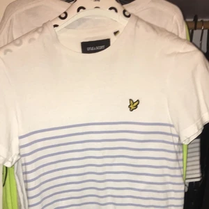 Lyle & Scott T shirt med ränder  - En gullig t shirt ja inte använder så ofta längre