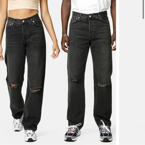 Jeans från junkyard  - Unisex jeans ifrån junkyard i storlek 26, passar bra på mig som brukar ha storlek 36/S. Fint skick säljes pga används ej. Nypris 499 säljer för 200kr + frakt 66kr spårbart.