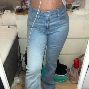 Levis Jeans - Säljer dessa Levis jeans som jag använt hyfsat mycket i perfekt skick, dom är högmidjade i W28 och L30. Jag är 158cm och dess går över mina skor men släpas inte. Köparen står för frakten.