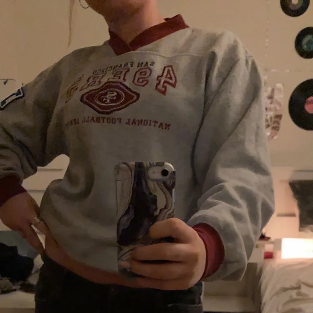 Skit snygg college sweatshirt i storlek XL. Köpt på beyond retro. Buda. Tröjor & Koftor.