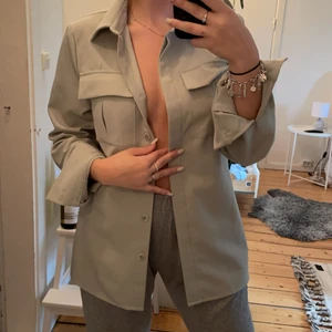 Kavaj/skjorta - Snygg kavaj/skjorta kalla det vad du vill från NAKD. Går både att klä upp till fest & ned till vardags. Storlek 34