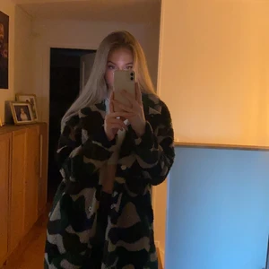 Teddy jacka  - Teddy jacka i storlek S, mönstrad med knäppning framtill.