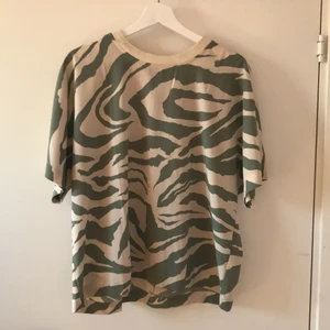 Tröja - Tröja från monki som i storlek M haft ett tag nu men nästan aldrig använt💕 Kontakta gärna ifall intresserad 