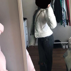 Jacka - Skit snygg jacka, som är jätteskön och varm, är knappt använd och är i bra skick, pris kan diskuteras!🤍🤍🤍