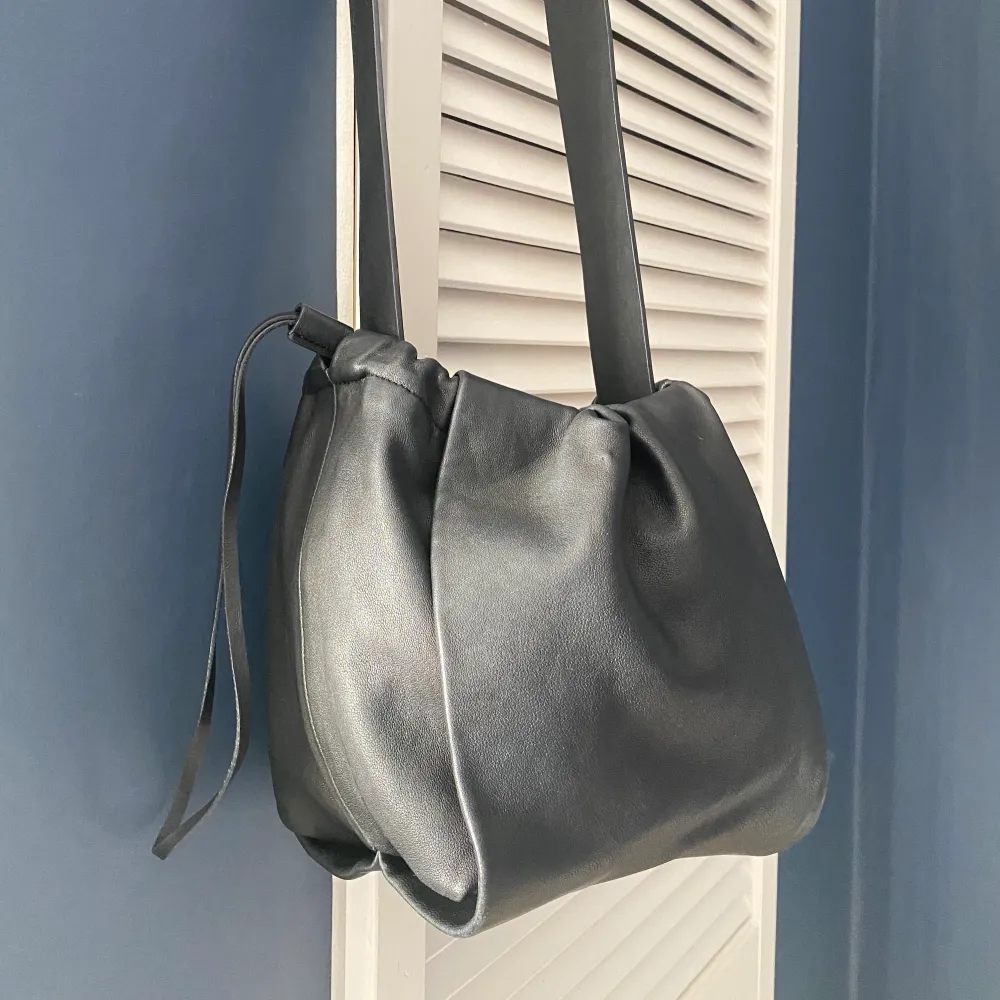 Väldigt snygg å trendig crossbody bag! Inte för stor, inte för liten, lagom size, får plats med det man behöver! Jag köpte hem två liknande å valde att behålla en av de. Nypris: 1150kr🌟 . Väskor.