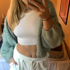 Gosig kofta från Lindex - Säljer denna gosiga koftan från Lindex i nyskick! Passar perekt över linne o jeans eller kostymbyxor till. Strl xs/s o är perfekt till höst o vår! Nypris 400, säljer för 140+frakt💕