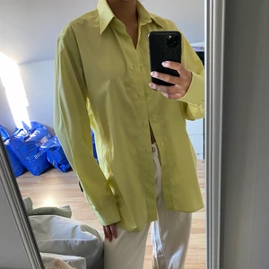 Gulgrön skjorta  - Fin gulgrön skjorta, sitter oversize på mig men ÄLSKAR det!