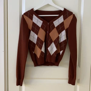 Stickad tröja - Brun stickad tröja från SHEIN. Använd ändast en gång. Storlek onesized, men skulle nog säga att det är storlek S. Köparen står för frakten💓💓💓