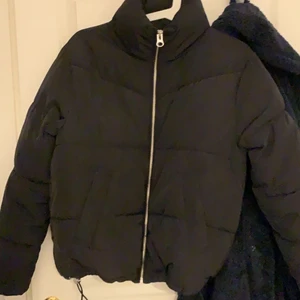 Puffer jacka  - En svart pufferjacka aldrig använd, väldigt varm. Man kan spänna åt så den sitter bätre och göra den större derför tycker jag den passar som storlek s, m och xs. Helt ny jacka köpt för 400kr skriv för fler bilder😍💕 