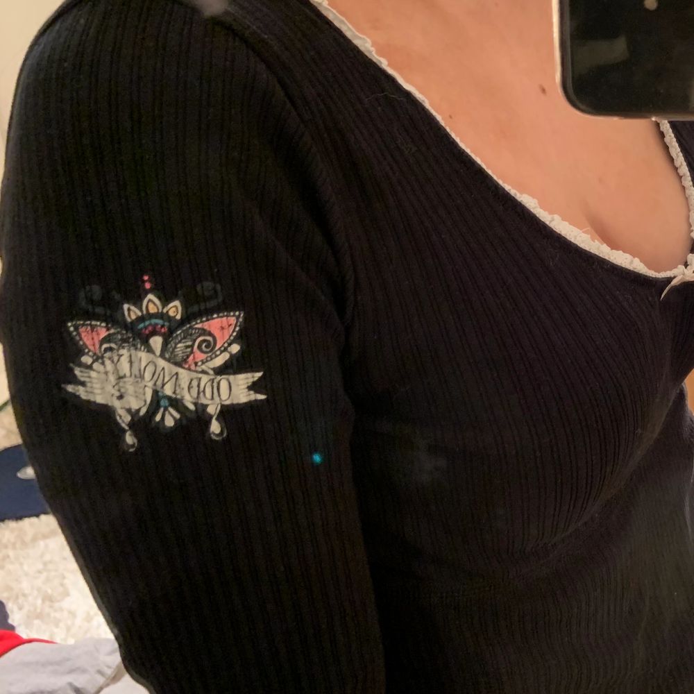 Säljer denhär fina långärmade odd Molly tröjan. Använde den nån gång för några år sedan men tyckte aldrig att jag passade i deras tröjor så den har bara legat i byrån❤️ tycker själv att andra passar väldigt bra i den vilket var därför jag köpte den från första början 😁 väldigt bra skick! Visste inte riktigt vilken kategori den tillhörde, men men! Går alltid att diskutera pris 👏🏻. Blusar.