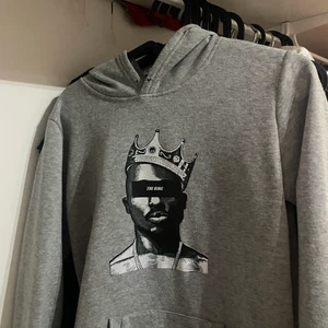 Storlek XXS-XS - Säljer min tupac tröja , grå, luvan är liten men annars är den skit skön nuu till vinter. Har bara använt några gng köpte för 599kr säljer priset kan snacks 300-200 kr ( passar också till S )