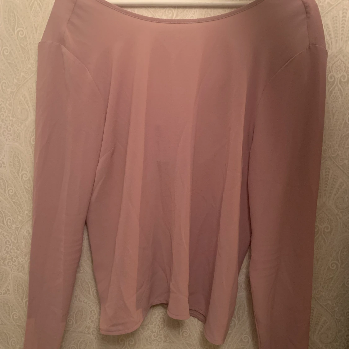 Blus med knyte i ryggen