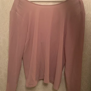 Blus med knyte i ryggen  - Smutsrosa blus med en knyt på ryggen. Fint skick. Köparen står för frakten💓