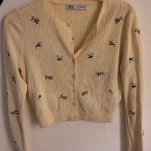 Topp från zara - En superfin gul topp från zara i storlek S 💗💗💓💓💓 köparen står för frakten 