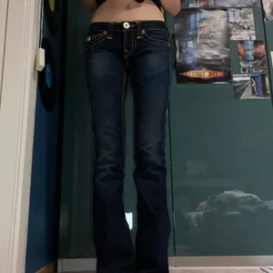 true religion jeans - RESERVERADE helt nya true religion jeans, endast använda ett par gånger. säljer pga av att d är för små. köpare står för frakt. skriv för fler bilder! <3 buda i kommentarerna