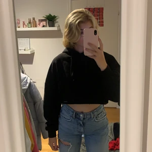 Hoodie  - Svart hoodie ifrån ginatrico i storlek XS